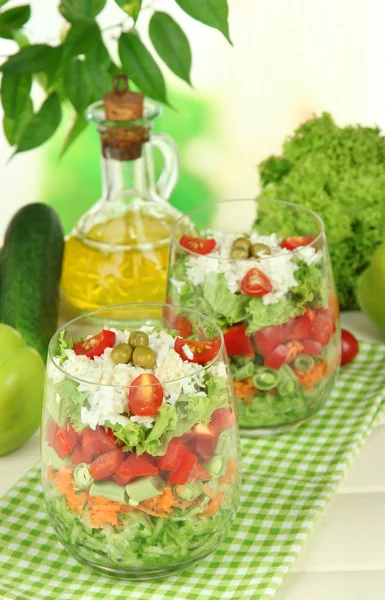 Smakelijke Salade met verse groenten op houten tafel — Stockfoto