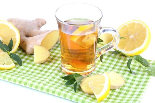 Taza de té con jengibre en servilleta aislada en blanco — Foto de Stock