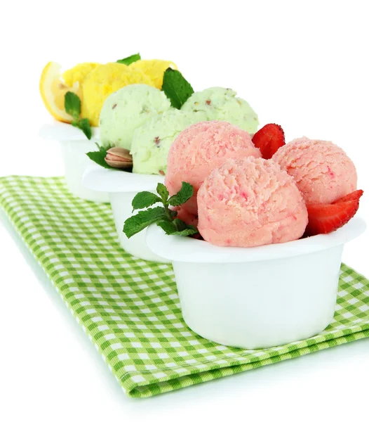 Gustose palette gelato in ciotole, isolate su bianco — Foto Stock