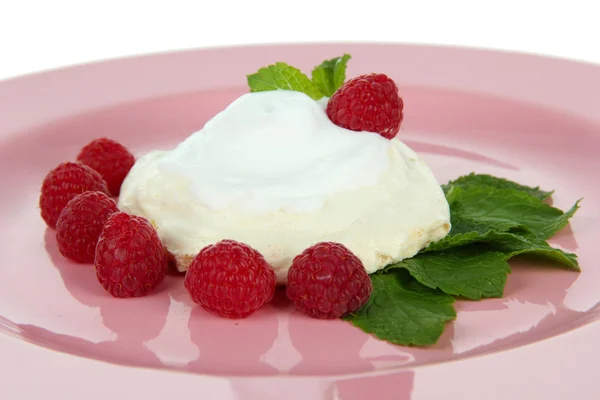 Sabroso pastel de merengue con bayas, de cerca — Foto de Stock