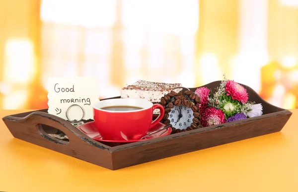 部屋のテーブル木製トレイ上のケーキと紅茶のカップ — ストック写真