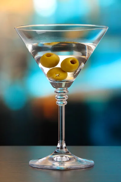 Martini mit grünen Oliven auf dem Tisch in der Bar — Stockfoto