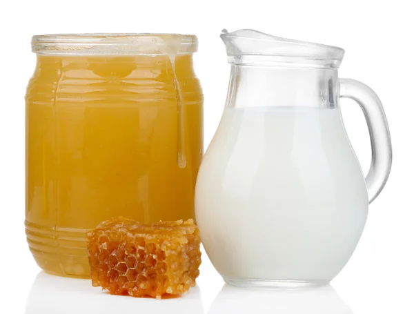 Honung och mjölk isolerad på vit — Stockfoto
