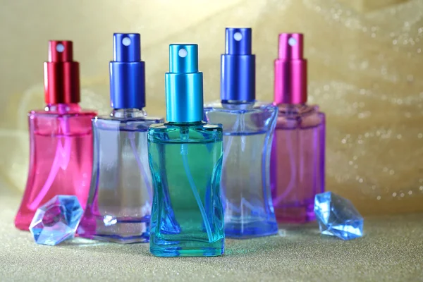 Ženy parfémy v krásných lahvích, zblízka — Stock fotografie