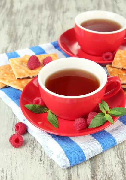 杯茶与 cookie 和覆盆子上表特写 — 图库照片