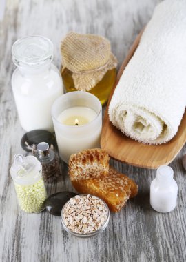 yağlar ve ahşap masa yakın çekim bal bal ve süt spa