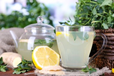 Kettle ve çay zencefil doğal zemin üzerine ahşap tablo ile