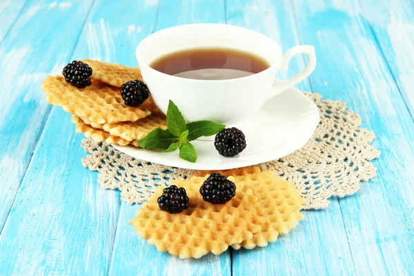 Taza de té con galletas y mora en primer plano de la mesa — Foto de Stock