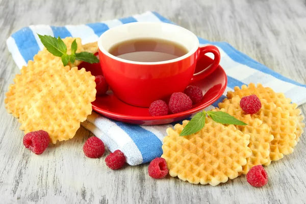 Tasse Tee mit Keksen und Himbeeren auf dem Tisch in Großaufnahme — Stockfoto