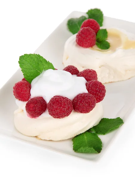 Smakelijke meringue gebak met bessen, geïsoleerd op wit — Stockfoto