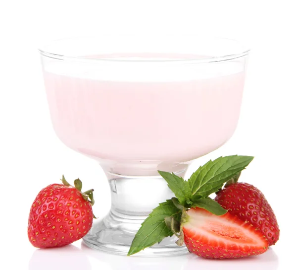 흰색 절연 딸기와 맛 있는 요구르트 — 스톡 사진