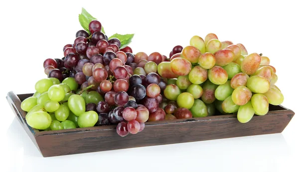 Свежий виноград на деревянном подносе на изолированном белом — стоковое фото