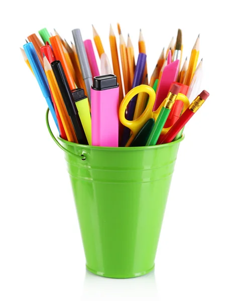 Lápis coloridos e outros artigos de arte em baldes isolados a branco — Fotografia de Stock