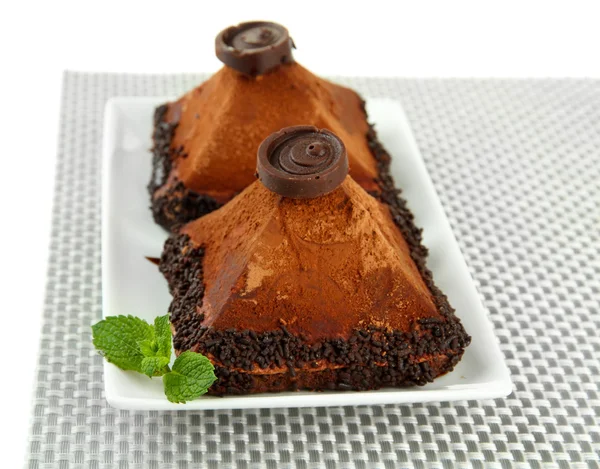 Смачні шоколадні торти ізольовані на білому — стокове фото