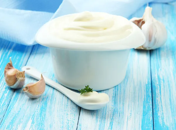 Saure Sahne in Schüssel auf dem Tisch in Großaufnahme — Stockfoto