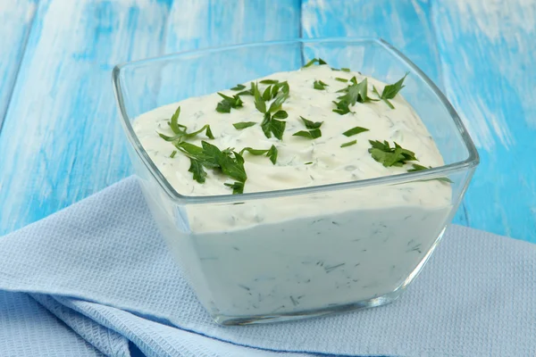 Saure Sahne in Schüssel auf dem Tisch in Großaufnahme — Stockfoto