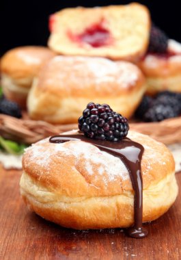 çikolata ve çilek ahşap tablo ile lezzetli börekler