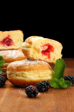 ahşap masa üzerinde meyveleri ile lezzetli börekler