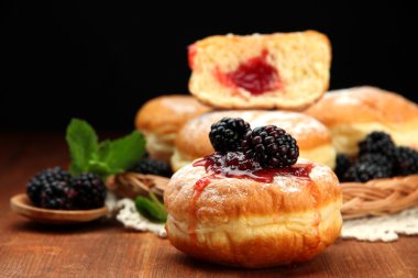 ahşap masa üzerinde meyveleri ile lezzetli börekler