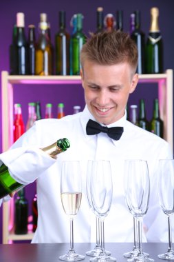 Barmen şampanya gözlük içine yağıyor