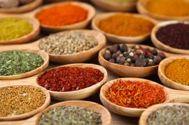 tahta kaşıklar yakın çekim baharat çeşitleri