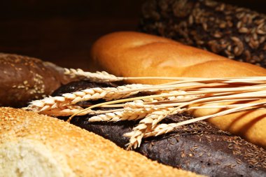 ahşap tahta üzerinde ekmek