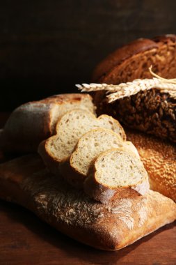 ahşap tahta üzerinde ekmek