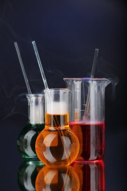 koyu renk arka plan üzerinde Laboratuar kapkacakları