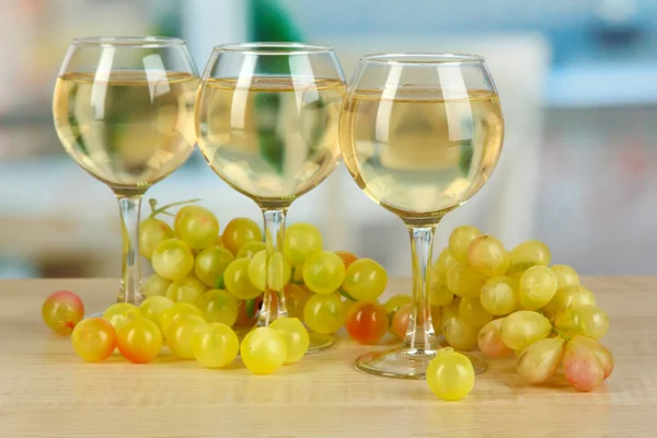 Vino bianco in vetro su sfondo camera — Foto Stock