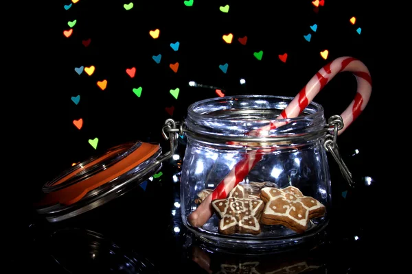 Leckere Kekse in Glasflasche auf unscharfem Licht Hintergrund — Stockfoto