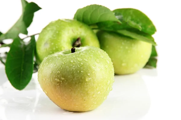 Ζουμερά πράσινα μήλα με φύλλα, που απομονώνονται σε λευκό — Φωτογραφία Αρχείου