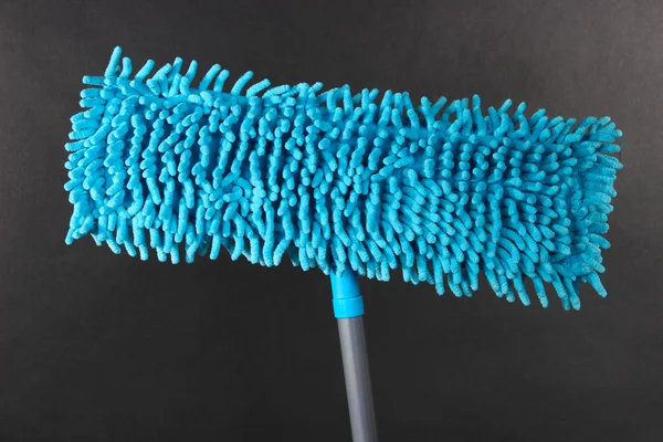Blå moppen för golv på grå bakgrund — Stockfoto