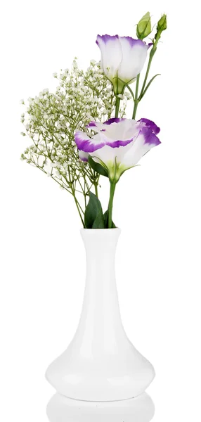 Boeket van eustoma bloemen in vaas, geïsoleerd op wit — Stockfoto