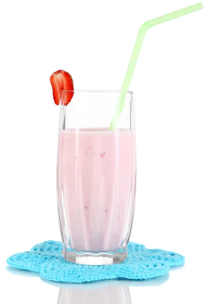 Delicioso batido de leche con fresas aisladas en blanco — Foto de Stock