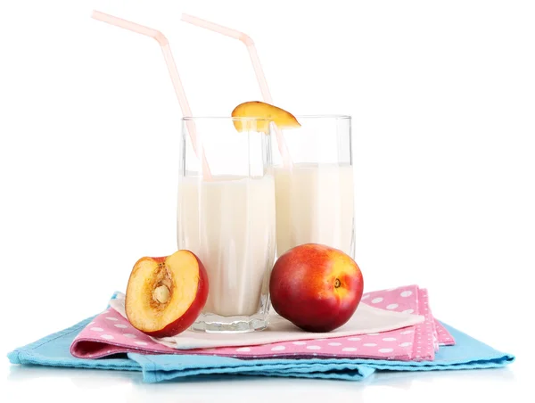 Вкусные молочные коктейли с персиком, изолированным на белом — стоковое фото