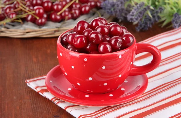 Sweet cherry in cup on table close-up — Stock Photo, Image
