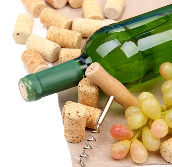 Bottiglia di vino, uva e sughero, isolata su bianco — Foto Stock