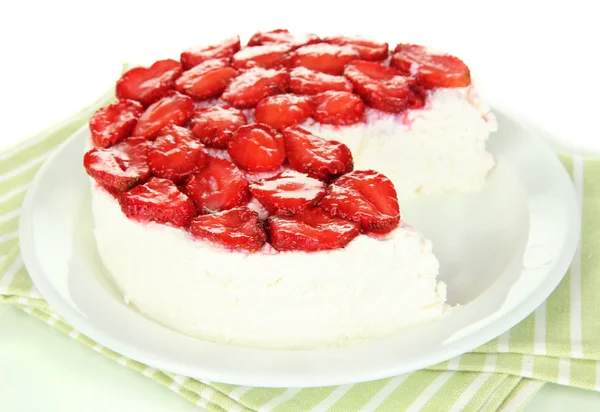 Cheesecake med färska bär på vit platta närbild — Stockfoto