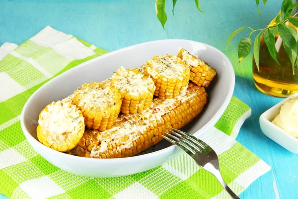 Flavored boiled corn on plate on wooden table close-up — Stock Photo, Image