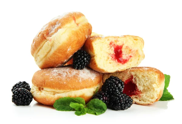 Leckere Donuts mit Beeren, isoliert auf weiß — Stockfoto