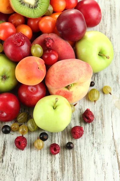 Assortiment van sappige vruchten, op houten achtergrond — Stockfoto