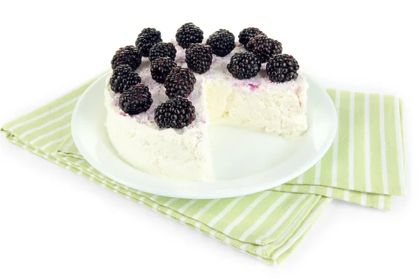 Cheesecake με φρέσκα μούρα σε λευκό πιάτο που απομονώνονται σε λευκό — Φωτογραφία Αρχείου