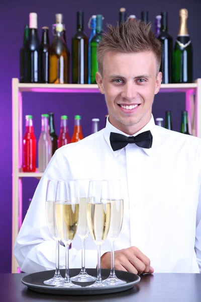 Bandeja de celebración de camarero con copas de champán —  Fotos de Stock