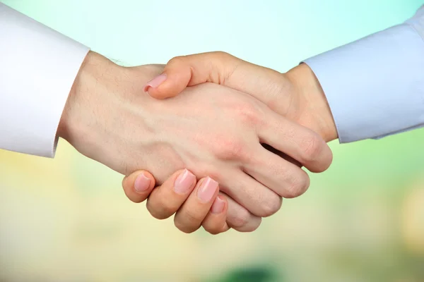 明るい背景でビジネスの握手 — ストック写真