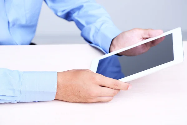 Businessman with notebook in office close-up — Stock Photo, Image