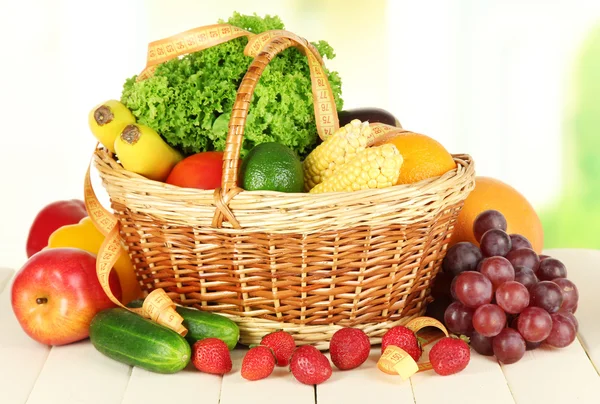 Verduras frescas en la mesa sobre fondo claro — Foto de Stock