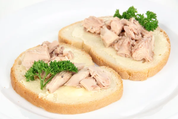 Sabrosos sándwiches con hígado de atún y bacalao, aislados en blanco — Foto de Stock