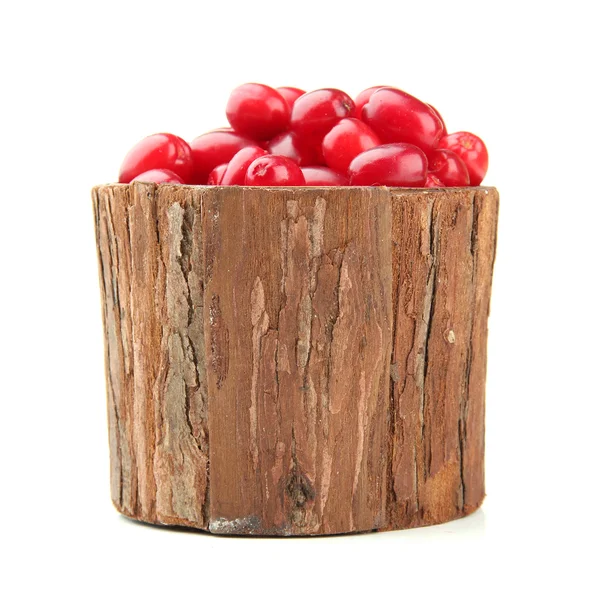 Свежие кукурузные ягоды в деревянной вазе, изолированные на белом — стоковое фото