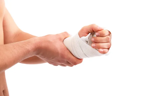 Junger Mann mit elastischem Verband an der Hand, isoliert auf weiß — Stockfoto