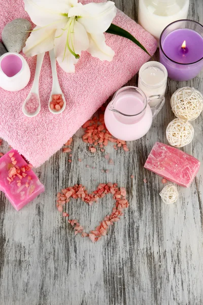 Schönes Wellness-Setting mit Lilie auf Holztisch in Nahaufnahme — Stockfoto